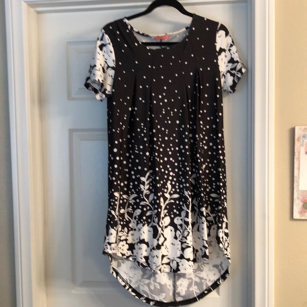 Beautiful Black and White Floral High Low Tunic
